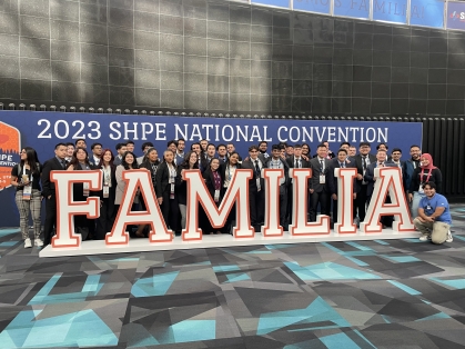 Group of students stadning behind a large "Familia" sign at the 2023 Society of Hispanic Engineers National Convention.